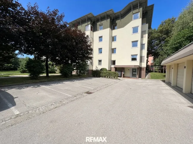 Wohnhaus samt Parkflächen