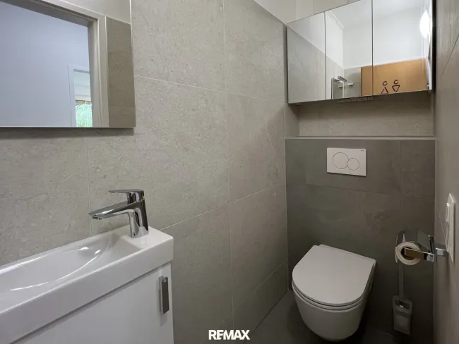 separates WC