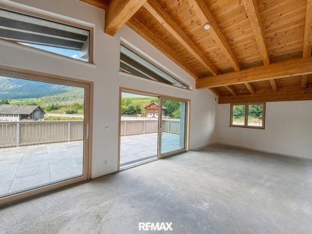 Großzügige DG-Wohnung mit eindrucksvollem Sichtdachstuhl!