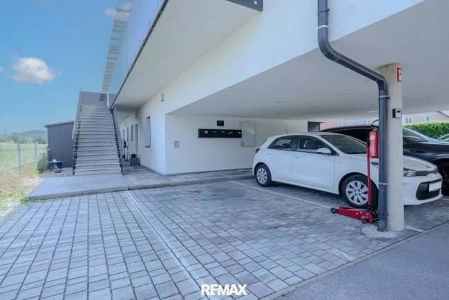 Überdachter Parkplatz