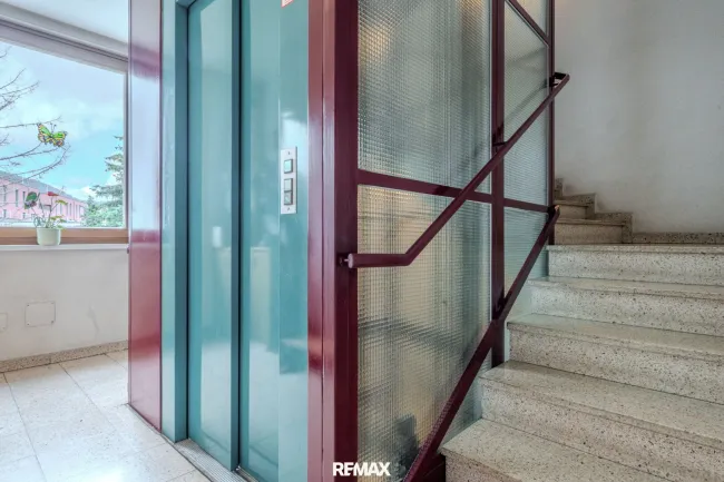 Stiegenhaus mit Lift