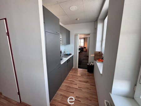 Hervorragend gelegene Bürofläche mit Teilungsmöglichkeit in Unteradlberg zu mieten!