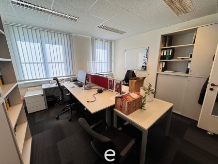 Hervorragend gelegene Bürofläche mit Teilungsmöglichkeit in Unteradlberg zu mieten!