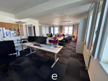 Hervorragend gelegene Bürofläche mit Teilungsmöglichkeit in Unteradlberg zu mieten!
