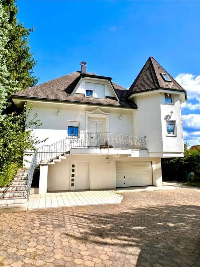 Exklusive Villa mit großem Grundstück und Bergblick! - Titelbild