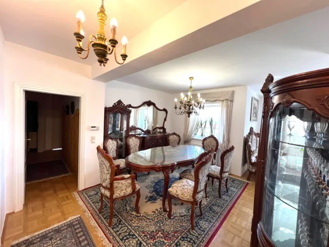 Exklusive Villa mit großem Grundstück und Bergblick! - Bild