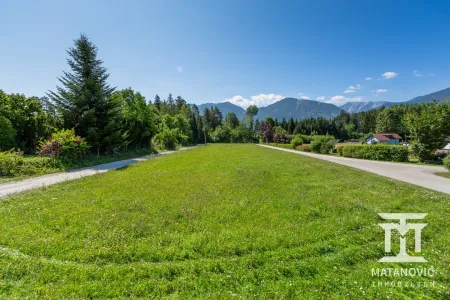 Bauplatz mit Freiraum