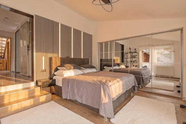 Schlafzimmer im 1. OG mit Zugang zur Terrasse