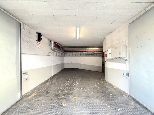 Garagenplatz nahe Hütteldorfer Straße (U3 Station) - Bild