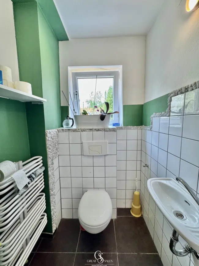 separate Toilette mit Waschbecken EG