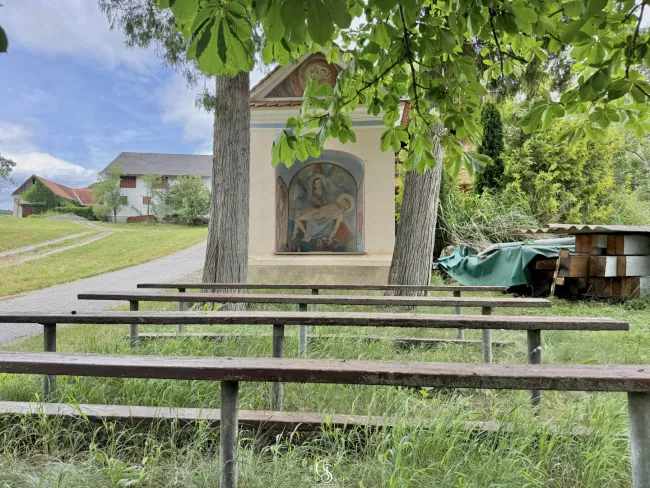 Kapelle mit Sitzbereich