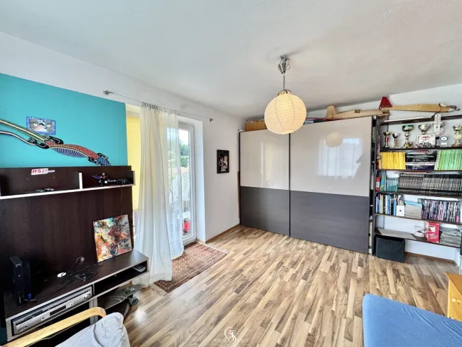 Wohnzimmer - mit Zugang Loggia OG