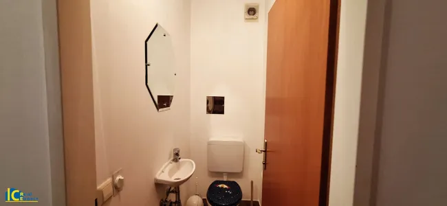 Extra WC mit Handwaschbecken