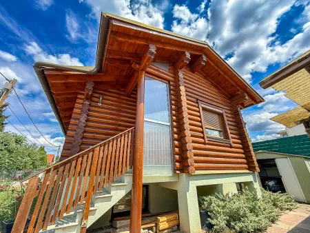 RESERVIERT - Chalet-Feeling mitten in Donaufeld - Naturstamm-Blockhaus mit Sauna, Kamin und Garten