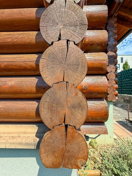 RESERVIERT - Chalet-Feeling mitten in Donaufeld - Naturstamm-Blockhaus mit Sauna, Kamin und Garten