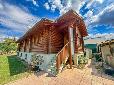RESERVIERT - Chalet-Feeling mitten in Donaufeld - Naturstamm-Blockhaus mit Sauna, Kamin und Garten