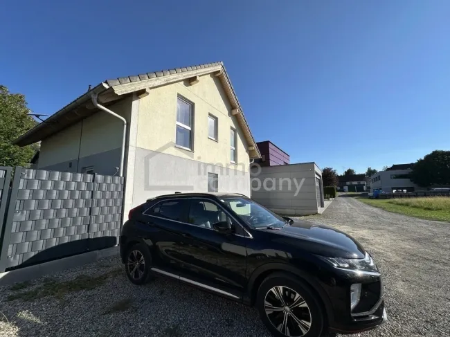 Einfamilienhaus Hohenems, Nahe Zentrum, großzügige Terrassenfläche mit Gartenanlage, neuer Zaun mit Sichtschutz, mehrere Außenstellplätze auf privatem Grundstück. - Titelbild