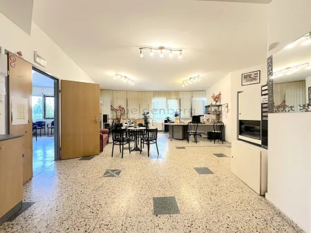 Top Lage, Top Rendite 6% - großzügiges Büro mit Pool und Garage in Wien - Perfekt für Praxis oder Büro!