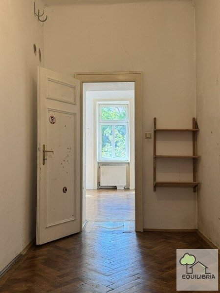 Gut geschnittene Altbauwohnung mit Balkon in begehrter Lage des 5. Bezirks – großes Potenzial zur individuellen Gestaltung !