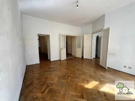 Gut geschnittene Altbauwohnung mit Balkon in begehrter Lage des 5. Bezirks – großes Potenzial zur individuellen Gestaltung ! - Titelbild