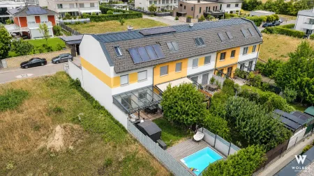 Wohnen auf höchstem Niveau – Stilvolles Reiheneckhaus auf 4 Etagen mit Pool, Sauna und Eigengarten I 2 KFZ-Abstellplätze