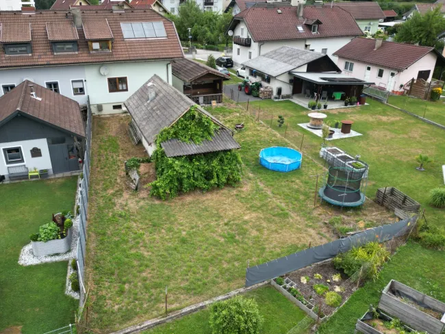 ***RESERVIERT*** Charmante Doppelhaushälfte mit Entwicklungspotenzial - Garage, Nebengebäude und ca. 663 m² Grund - Bild