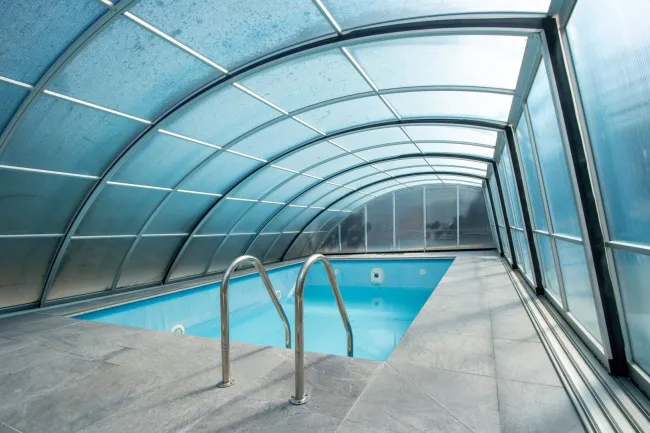 Pool überdacht in Stehhöhe