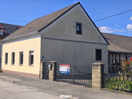 Haus mit Einfahrtstor