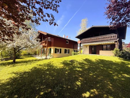 Großzügiges Einfamilienhaus mit Keller, Gästehaus & Carport auf 858 m² Grundstück