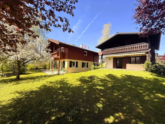 Großzügiges Einfamilienhaus mit Keller, Gästehaus & Carport auf 858 m² Grundstück - Titelbild