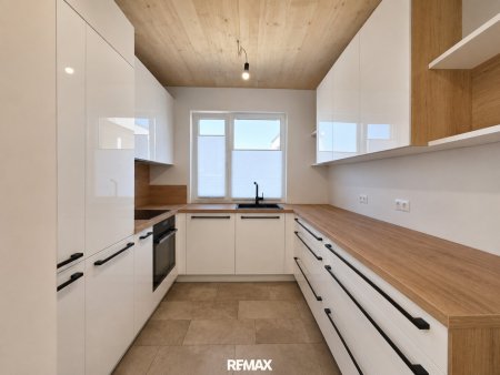 Modernes Plus-Energie-Reihenhaus in Massivholzbauweise