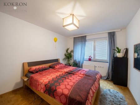 Großzügiges Schlafzimmer mit angenehmer Atmosphäre.