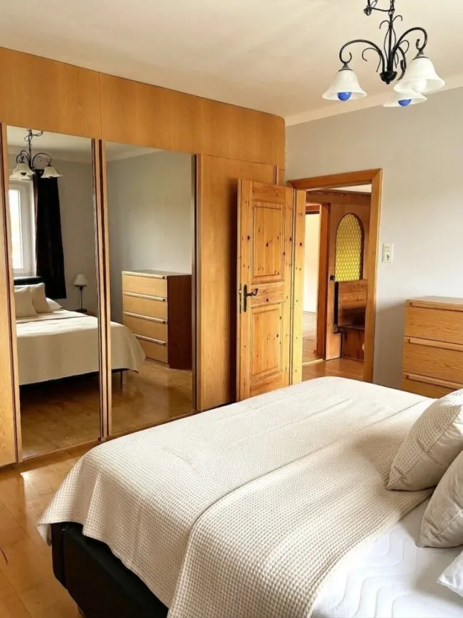 Schlafzimmer mit Einbauschrank