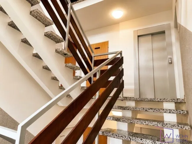 Treppenhaus und Lift im Wohngeschoss