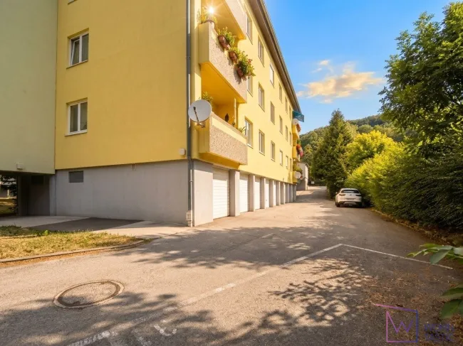 Hausansicht mit Garagenansicht und grünem Umfeld
