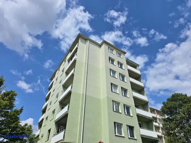 2 Zimmer – Loggia – tolle Aussicht - renovierungsbedürftig - Titelbild