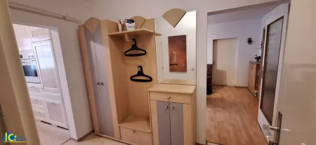 Vorzimmer mit Blick in Küche und Wohnzimmer