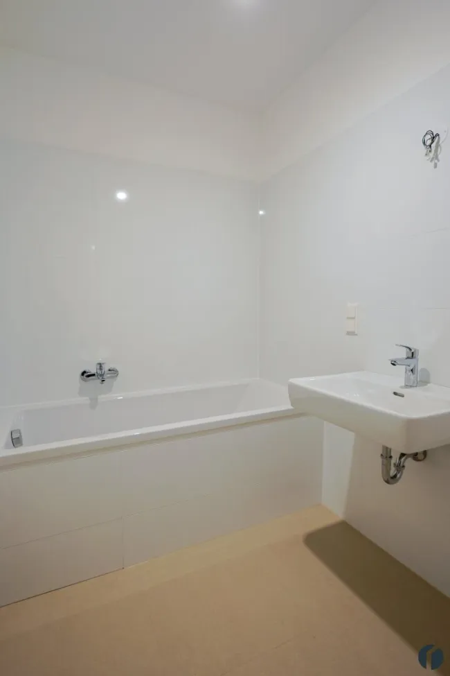 Badezimmer mit Wanne und Walk-in Dusche