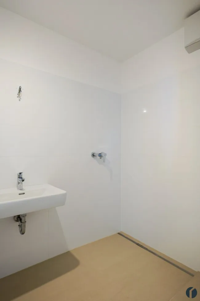 Badezimmer mit Wanne und Walk-in Dusche