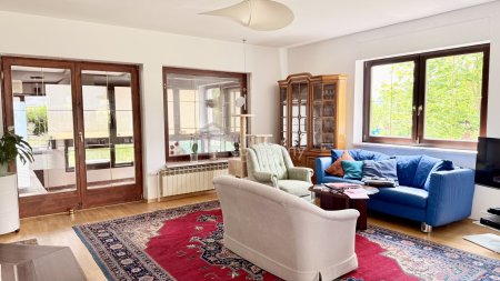 Großzügiges Einfamilienhaus mit Wintergarten, Vollkeller, Garage & schönem Garten in ruhiger Wohnlage