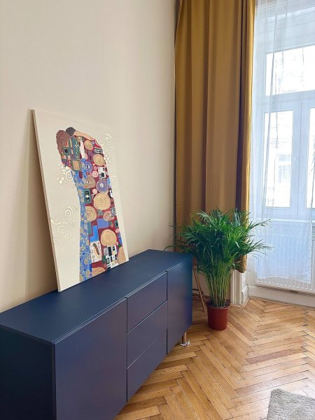 Sanierte und möblierte 2-Zimmer-Eigentumswohnung im sanierten Altbau mit Lift und Fernwärmeanschluss!