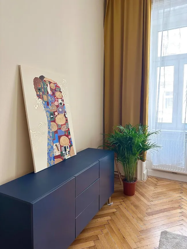 Sanierte und möblierte 2-Zimmer-Eigentumswohnung im sanierten Altbau mit Lift und Fernwärmeanschluss! - Bild