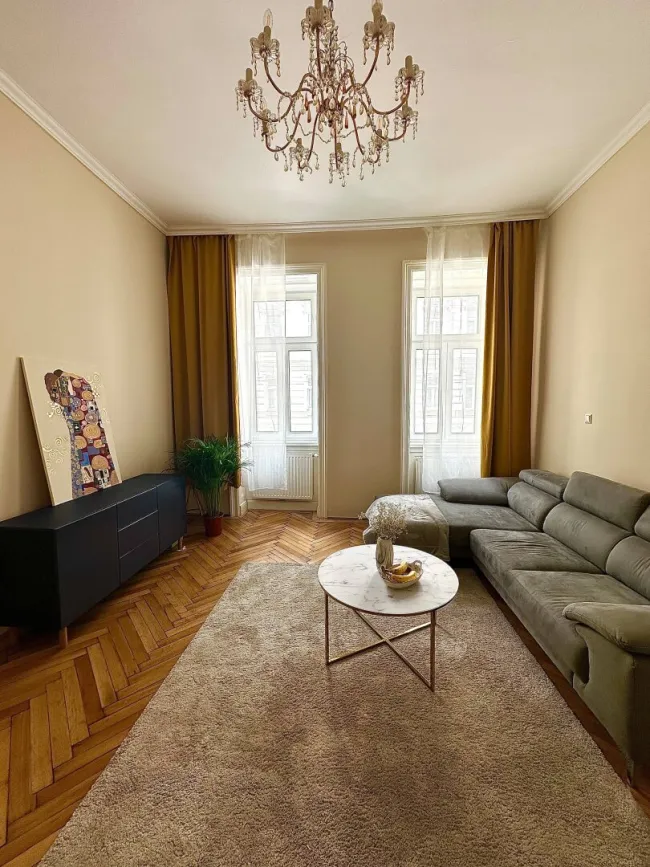 Sanierte und möblierte 2-Zimmer-Eigentumswohnung im sanierten Altbau mit Lift und Fernwärmeanschluss! - Titelbild