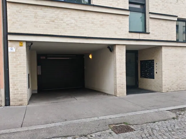 Bequemer Tiefgaragenstellplatz - Titelbild