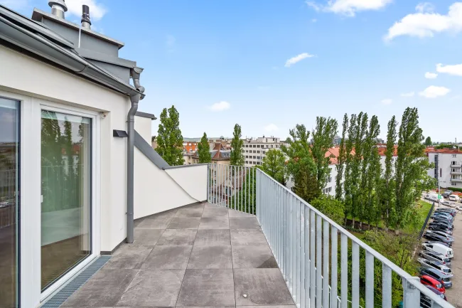 Moderne 2-Zi DG-Wohnung mit Terrasse (top 54) - Titelbild