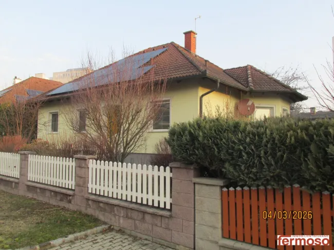 Traumhafter Bungalow vollunterkellert mit Fitness und Kino, perfekt und gepflegt mit wunderbaren Garten - Titelbild