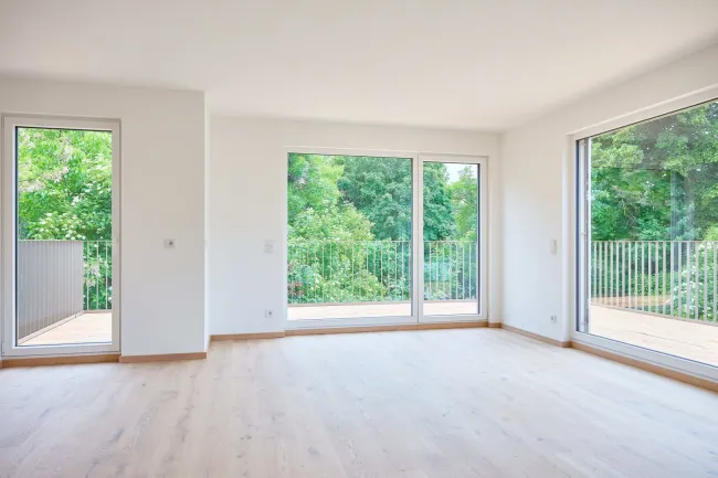 Freier Grünblick & Balkon – moderner Neubau-Erstbezug - Titelbild