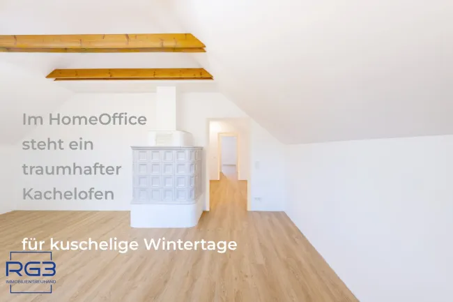 Homeoffice im Dachgeschoss mit Kachelofen, Holzbalken und gemütlicher Wohnatmosphäre