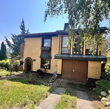 Wohnhaus mit Garage, großem Garten, Glashaus und Gartenlaube