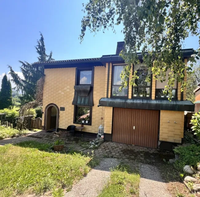 Wohnhaus mit Garage, großem Garten, Glashaus und Gartenlaube - Titelbild